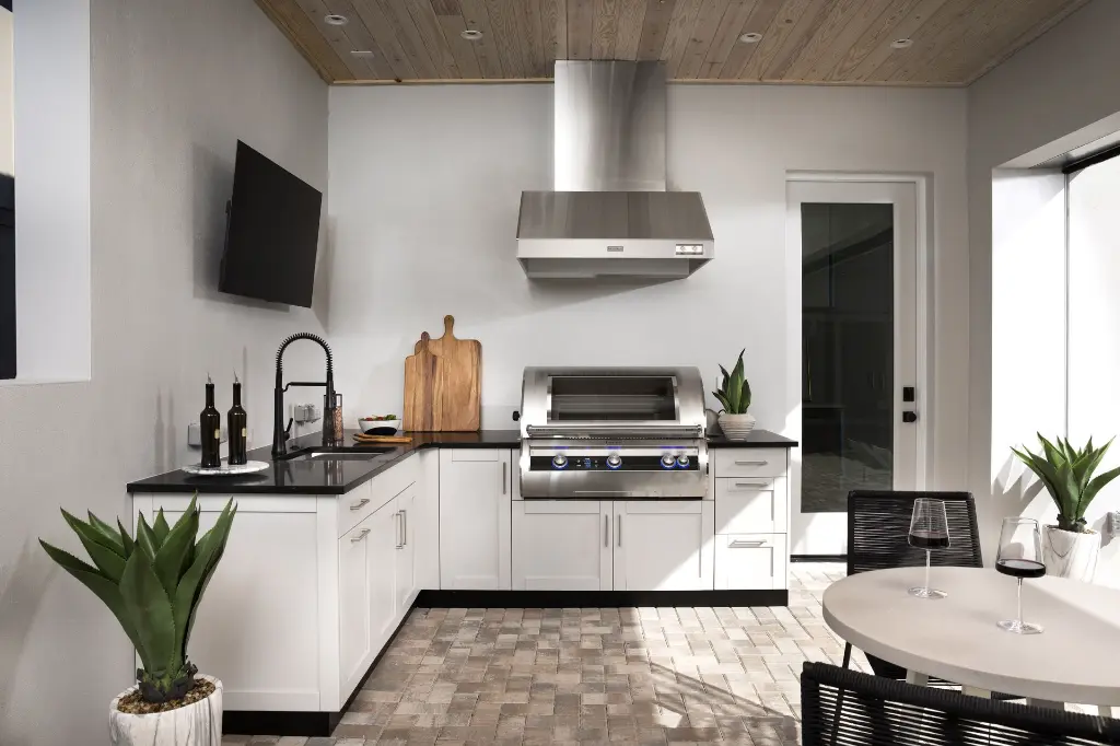 FM_E790i_Echelon_Brown-Jordan-Lifestyle-01.webp
